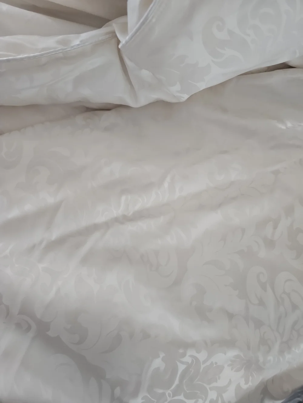 Bloomingdale’s USA Down White Goose 100% German Silk Jacquard 43oz, King NEW